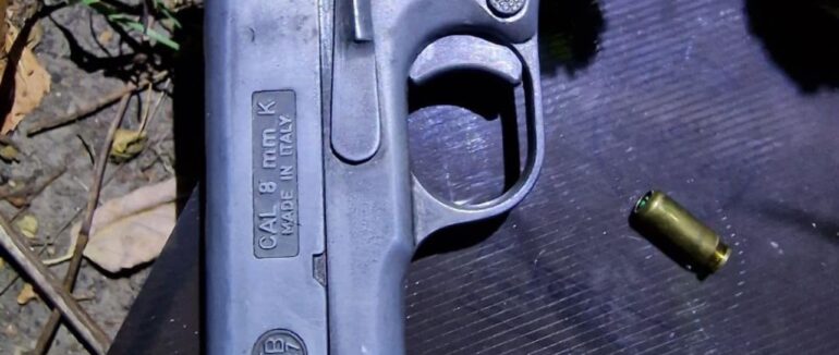 В Ужгороді затримали чоловіка, який розгулював зі зброєю