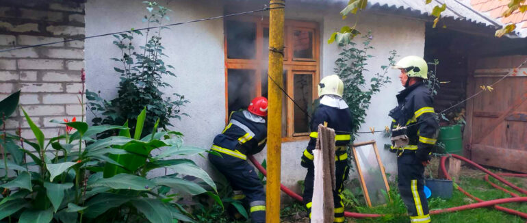 І пожежу загасили, й чотирилапого врятували: в Хусті вогонь охопив літню кухню