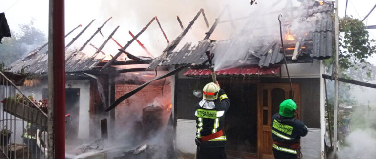 В Ужгородському районі рятувальники вберегли від вогню житловий будинок