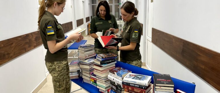 Прикордонники Закарпаття отримали понад сотню книг для поранених військових
