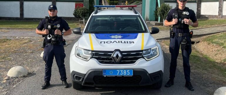 Раптово стало зле: мукачівські патрульні допомогли жінці