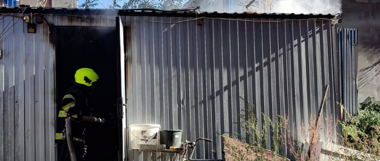 Пожежа через необережність: в Ужгороді горів металевий вагончик