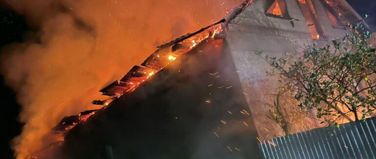 Вночі в Ужгородському районі рятувальники 2 години ліквідовували вогонь у будинку