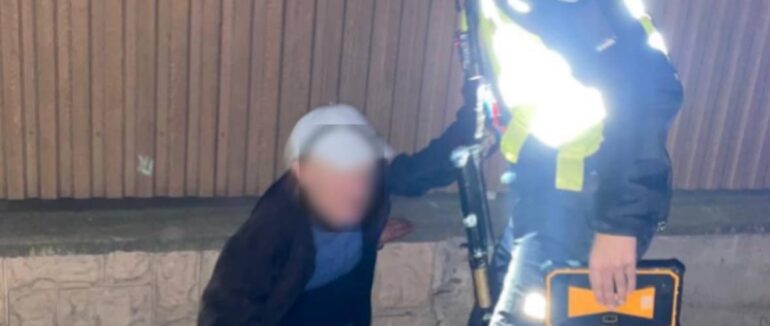 В Ужгороді патрульні допомогли чоловіку, який опинився у безпорадному стані
