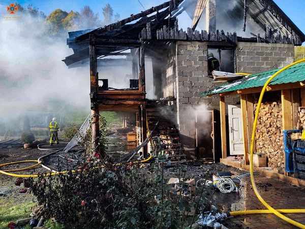 Дружина вивела свого чоловіка із задимленої кімнати: на Хустщині вогонь охопив дерев’яний будинок