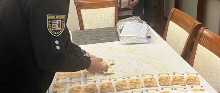 В Ужгороді заступника керівника комунального підприємства викрили на вимаганні та одержанні $4000 хабаря від підприємця