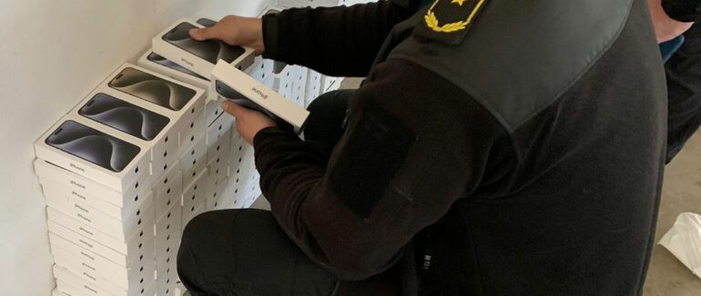 Закарпатські митники виявили у рейсовому автобус приховані понад 400 шт сучасних ґаджетів