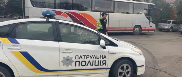 Патрульні допомогли водію автобуса продовжити маршрут