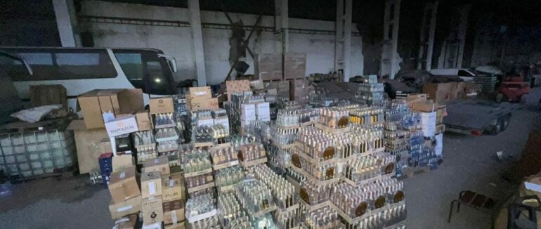 На ринку в Ужгороді викрили підпільні склади контрафактної продукції
