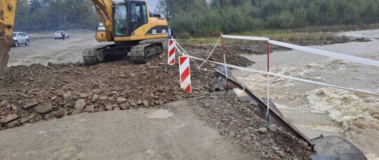 Рух обмежено: на тимчасовій переправі через Тересву надзвичайна ситуація
