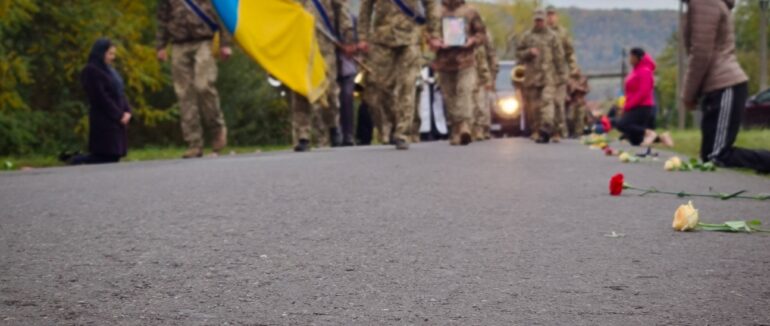 З прапорами та квітами у Чинадієві прощалися з полеглим Героєм Ярославом Желізняком