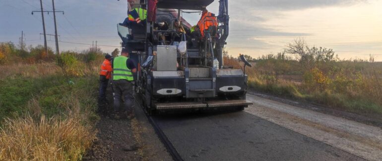 На Закарпатті триває ремонт автошляхів місцевого значення