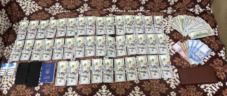 На ПП «Лужанка» затримали 22-річного закарпатця, який намагався підкупити прикордонника за 3500 доларів