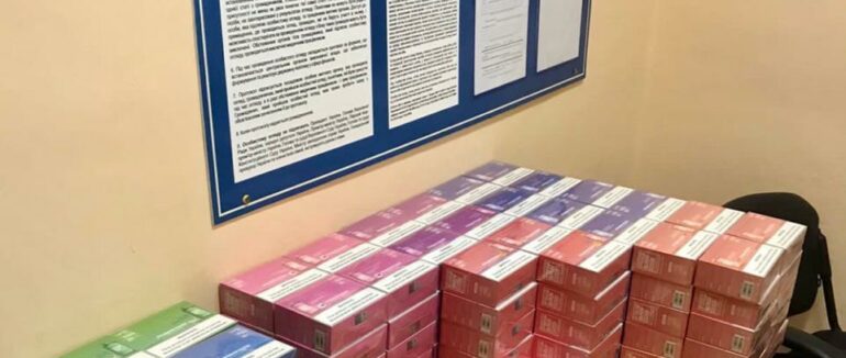 У закарпатця у мікроавтобусі митники виявили майже 700 електронних сигарет