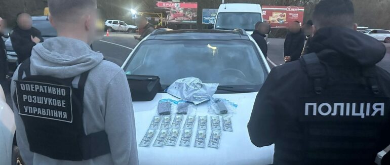 2000 $ за двох “ухилянтів”: на Берегівщині “на гарячому” затримали організатора