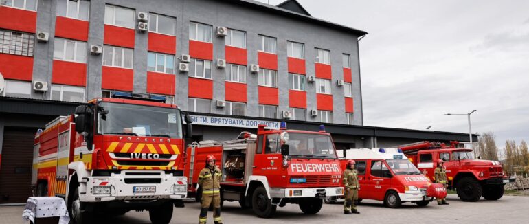 Закарпатські рятувальники отримали дві автівки для роботи від австрійців