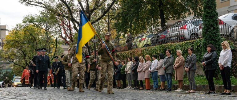 В Ужгороді попрощалися із 34-річним солдатом Віталієм Куцаєвим.