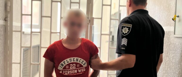 Затримали “на гарячому”: 21-річний закарпатець підбирав ключі й обкрадав помешкання односельців