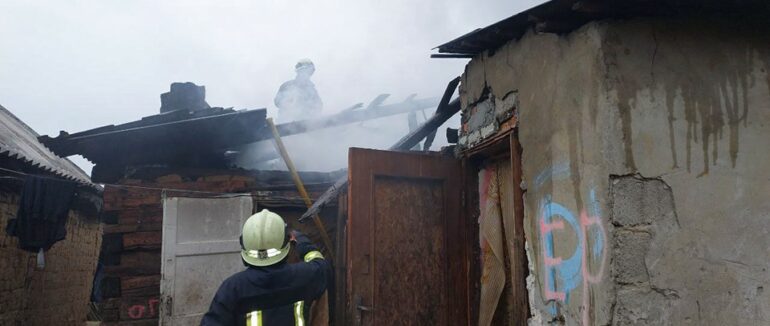 У Сваляві вогонь охопив дах житлового будинку