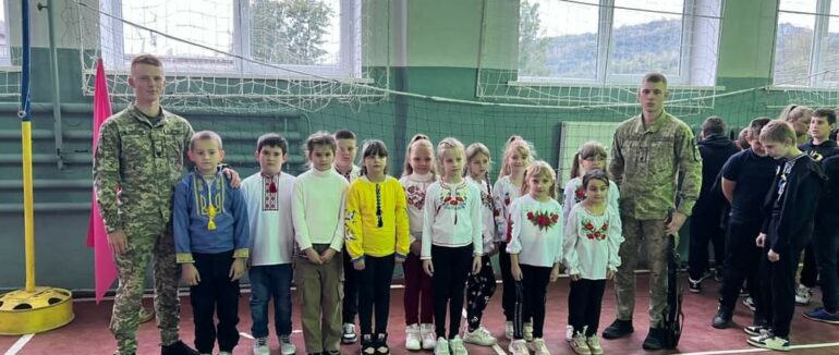 Прикордонники в гостях: для учнів Ставенської школи провели агітаційне заняття (ФОТО)