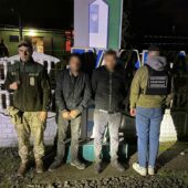 Четверо на надувній подушці: порушників на кордоні Закарпаття затримали (ФОТО)