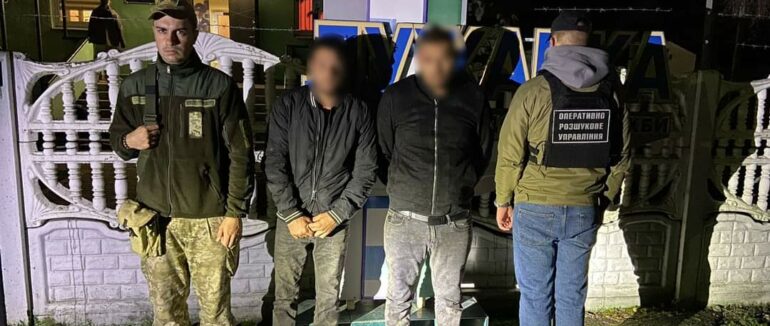 Четверо на надувній подушці: порушників на кордоні Закарпаття затримали (ФОТО)