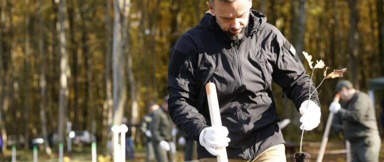 “Зелена країна”: на Берегівщині голова ОВА з колегами посадили дуб (ФОТО)