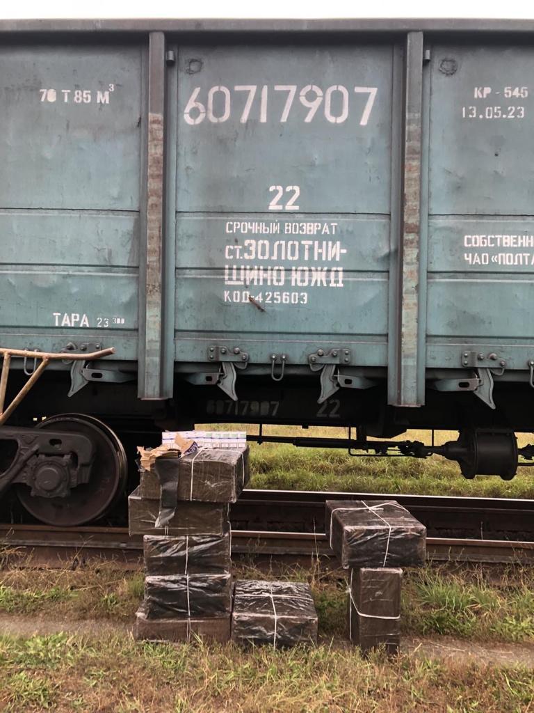 У вантажному потязі з рудою закарпатські митники відкопали 4 тисячі пачок сигарет