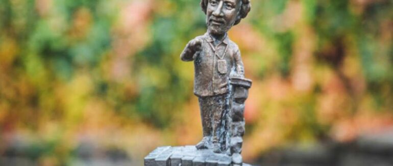 В Ужгороді відкрили скульптуру на честь загиблих на війні гідів