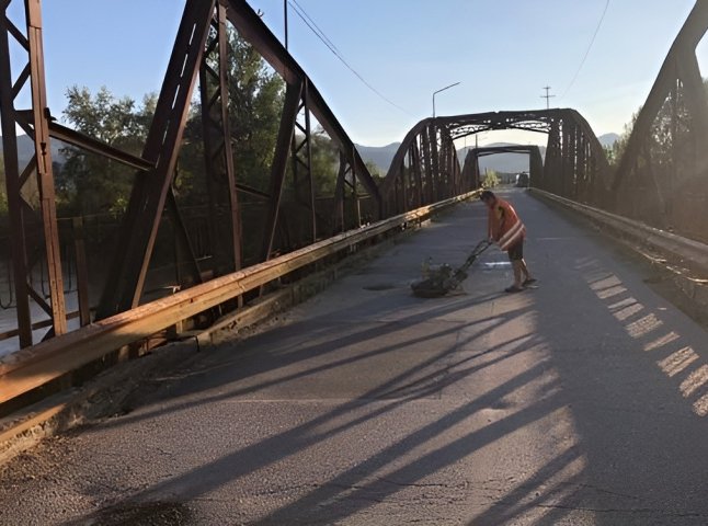 На двох великих мостах Закарпаття відремонтували дорожнє покриття