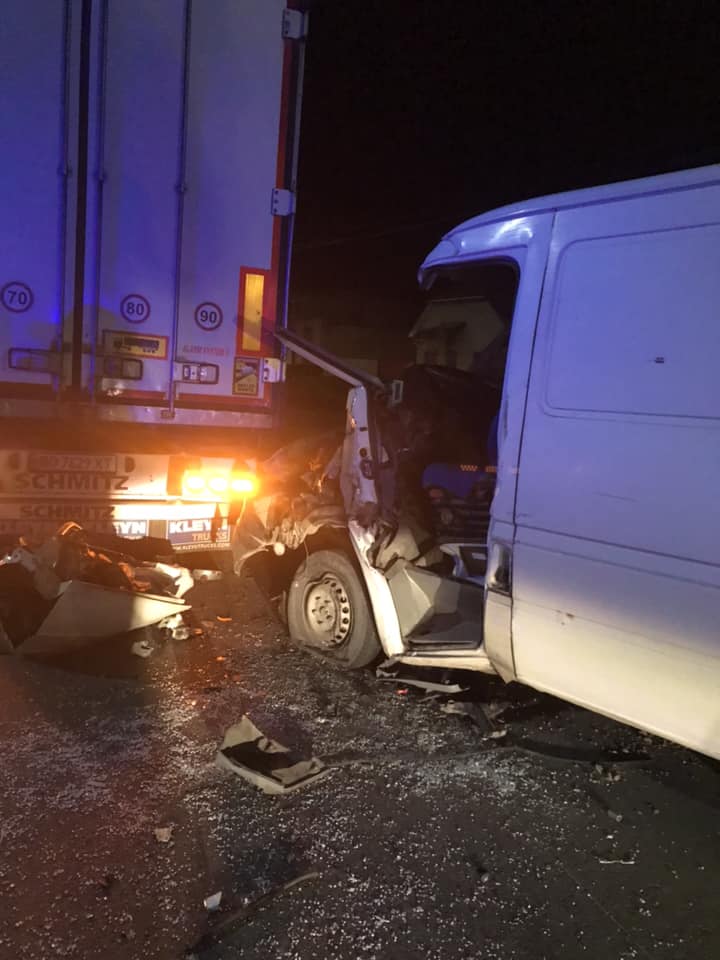 У Виноградові мікроавтобус влетів у зад вантажівки