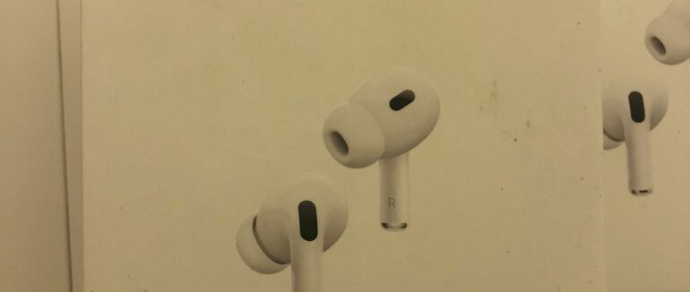 46 штук навушників на митниці Закарпаття: цікаві аксесуари жінка “переносила” в сумці (ФОТО)