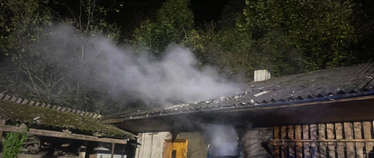 Поставили в сушку гриби: у Хустському районі вночі горіла надвірна споруда