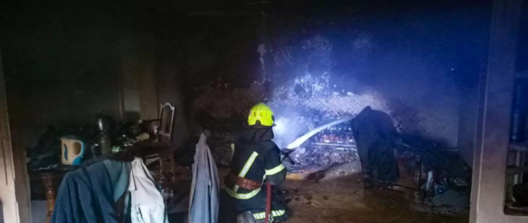 Сусіди кинулися рятувати: на Тячівщині у власній оселі трагічно загинув чоловік