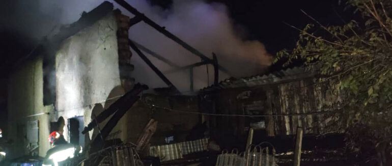 На Ужгородщині рятувальники рятували надвірну споруду від вогню