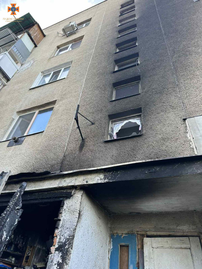 У Берегівському районі горів вхід до під’їзду п’ятиповерхового житлового будинку