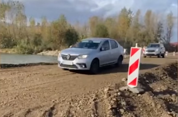 Рух тимчасовою переправою через Тересву знову перекрито, організовано об’їзд