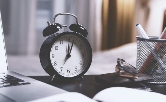 Перехід на зимовий час: стрілки годинників переведуть наступного тижня