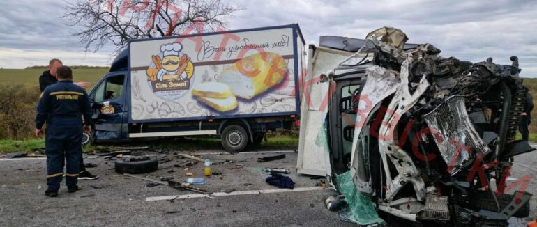 На Мукачівщині на трасі ускладнено рух: зіштовхнулися три вантажівки та легковий автомобіль (ФОТО)