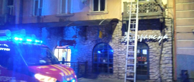 У пожежі в центрі Ужгорода вчаділа жінка