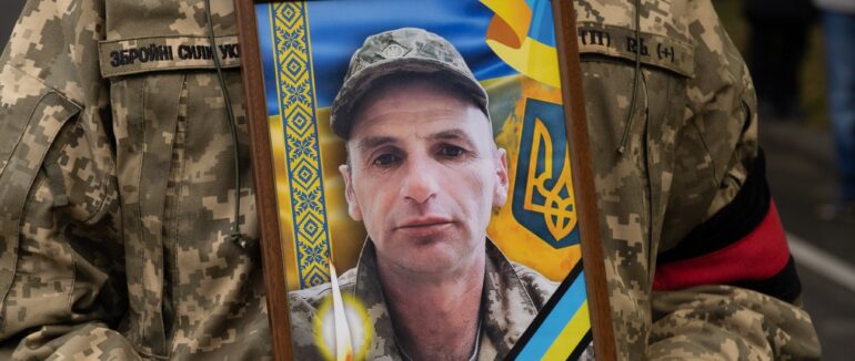 Чин прощання: в Ужгороді провели в останню дорогу полеглого Захисника України