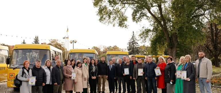 Закарпатським територіальним громадам передали 10 шкільних автобусів