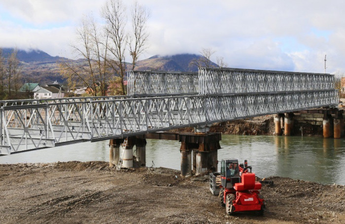 На Закарпатті встановили на опори 45-ти метрову конструкцію модульного мосту через річку Тересва