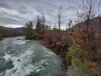 На Тячівщині паводок зруйнував частину дамби: наразі виконані першочергові заходи