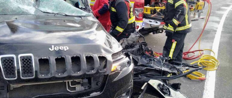 На Мукачівщині зіткнулися два автомобілі: одного водія затисло в розкуроченій іномарці