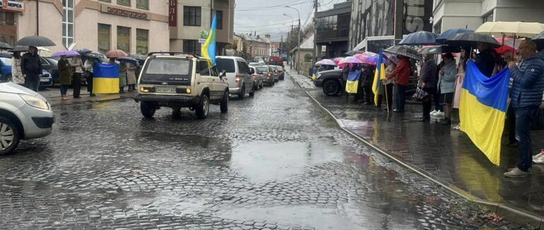 «Живий коридор» для Героя: вулицями Хуста їде кортеж з полеглим захисником