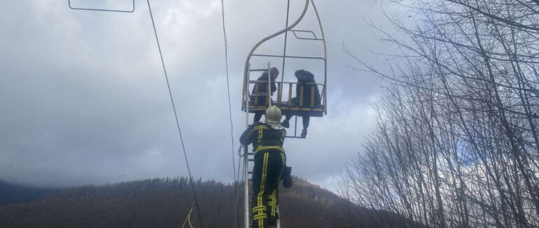 Застрягли на висоті: закарпатські рятувальники врятували 22 людини, з них 4 дітей