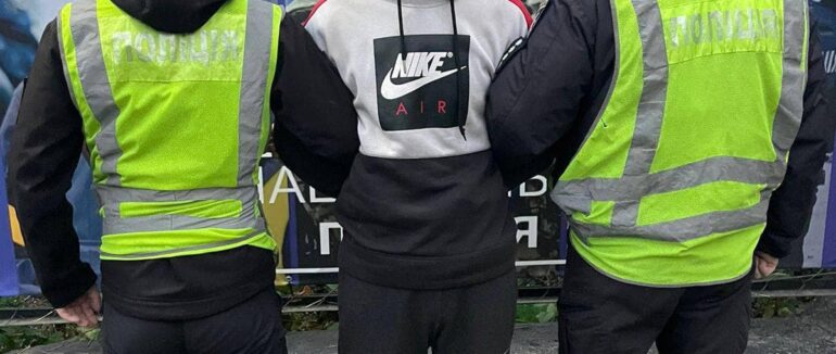 Поліцейські Ужгорода затримали двох раніше судимих зловмисників, які пограбували перехожого