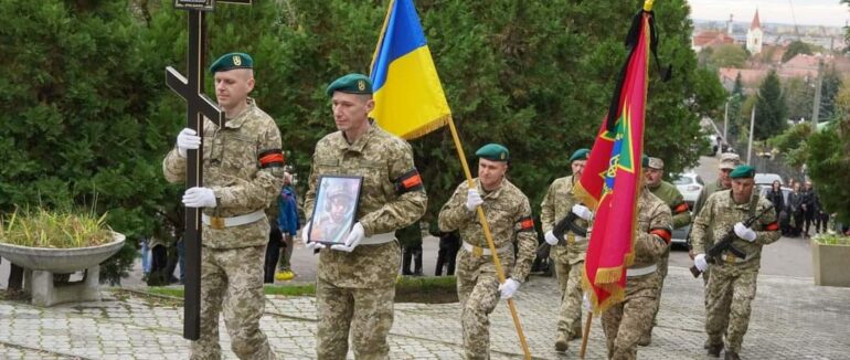 Загинув за Батьківщину: в Ужгороді попрощалися з Героєм Максимом Науменком