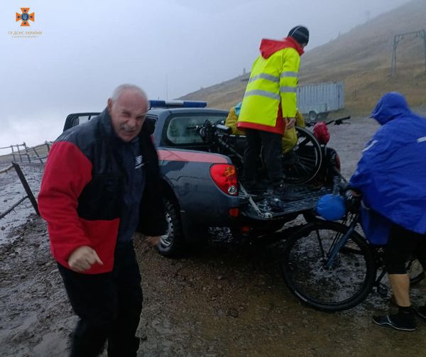 Потребували допомоги: надзвичайники Закарпаття рятували туристів від негоди